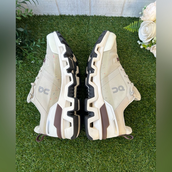 ON Cloudwander Waterproof  women size 9.5 
COLOR: SAND | IVORY $ 170 - Picture 11 of 16